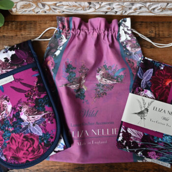 Double oven gloves and tea towels gift set