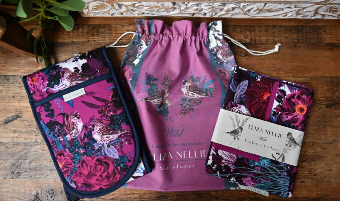 Double oven gloves and tea towels gift set